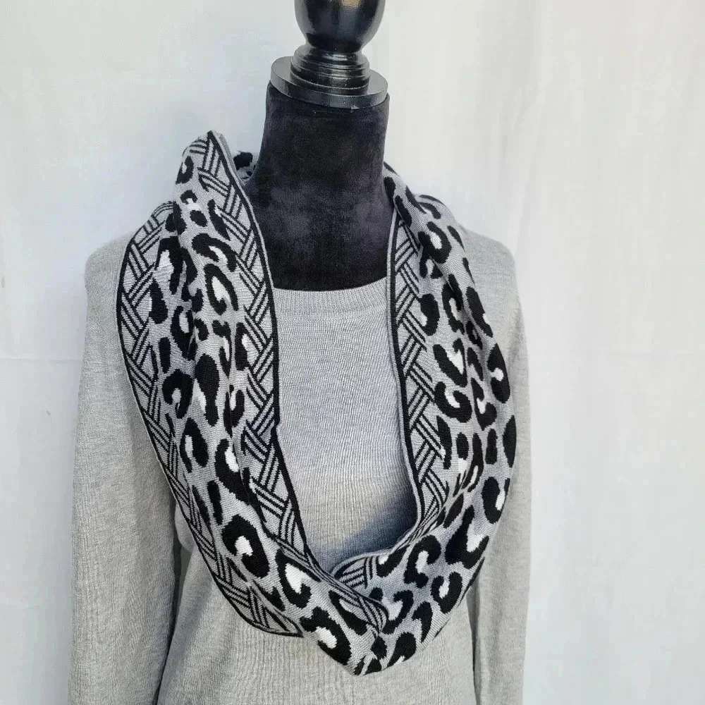 NWT Croft & Barrow Woman Sweater Gray Black Attached Scarf M Lightweight Knit - Picture 3 of 12